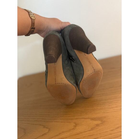 Vince Camuto Reeista Gray Suede Ankle Boots Size 7 - Picture 5 of 8